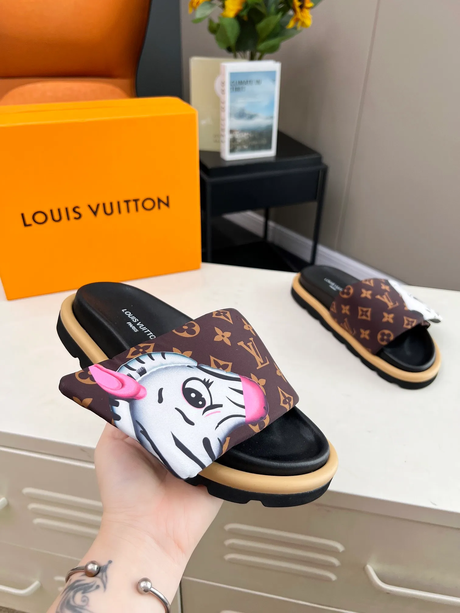 👟👟Ex-factory price 360👟👟 lv donkey brand l home 2024 hot style embossed logo embossed sandals This ol low comfort flat sandals are made of technical fabrics and use high-frequency embossing technology to reinterpret the monogram pattern. Soft padded upper with adjustable Velcro, comfortable and tough insole adds harmonious color ▪️Fabric: Original customized technical fabric ▪️Lining: soft sheepskin lining ▪️Sole: Original open-molded rubber foam outsole Color: .yellow.black▪️